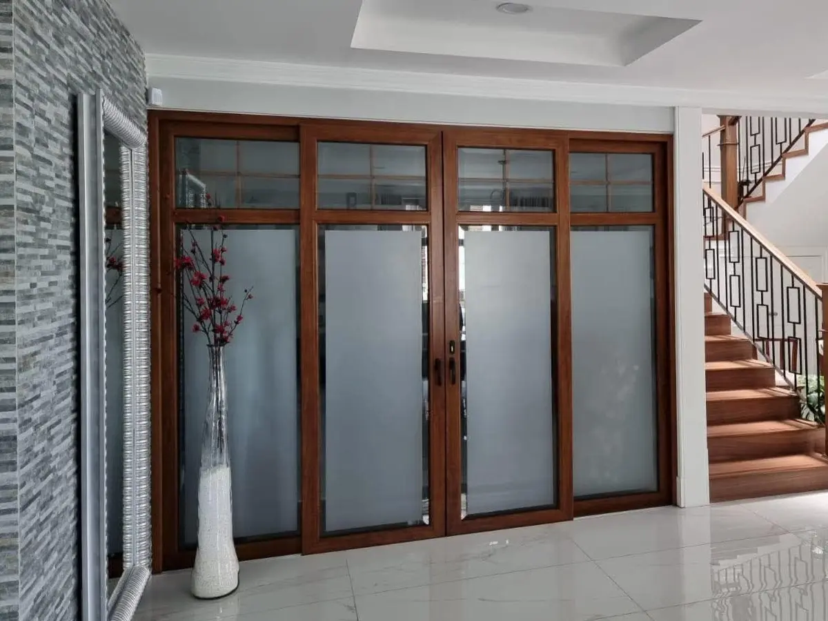 Vestidor de lujo o walk-in closet en MDF Antártica con iluminación integrada y herrajes negro mate en CDMX y Área Metropolitana por Habitare Integral.