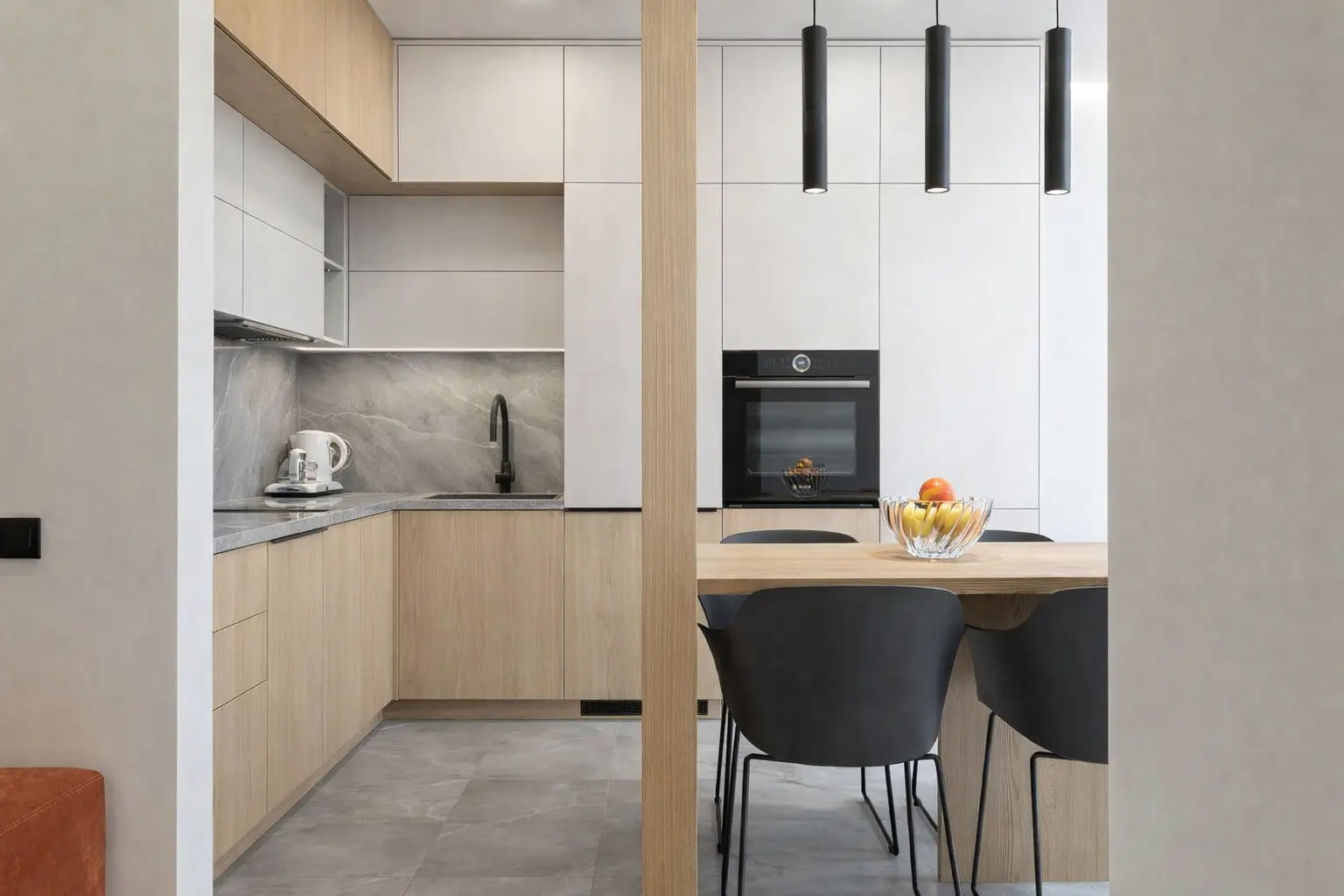 Vestidor de lujo o walk-in closet en MDF Antártica con iluminación integrada y herrajes negro mate en CDMX y Área Metropolitana por Habitare Integral.