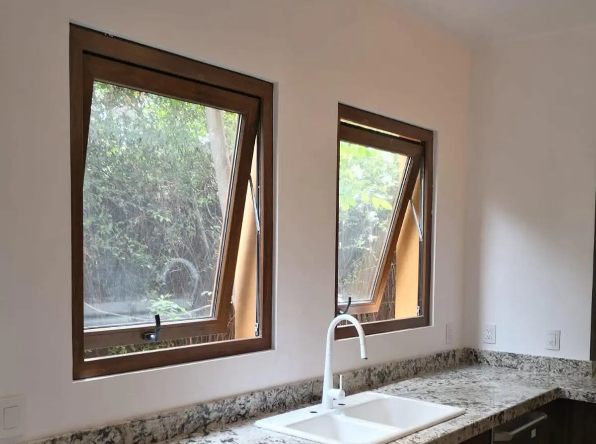 Vestidor de lujo o walk-in closet en MDF Antártica con iluminación integrada y herrajes negro mate en CDMX y Área Metropolitana por Habitare Integral.